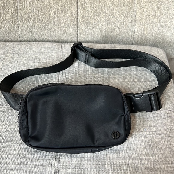 lululemon athletica Handbags - Lululemon Everywhere Belt Bag 1L in Matte Black - OG Original Version